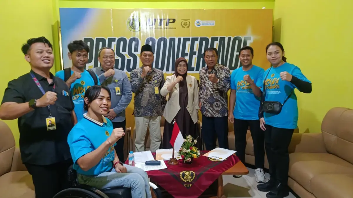 Rektor UTP Winarti bersama atlet disabilitas NPC Indonesia yang akan diwisuda Kamis (16/9). (Alfida Nurcholisah/Radar Solo)