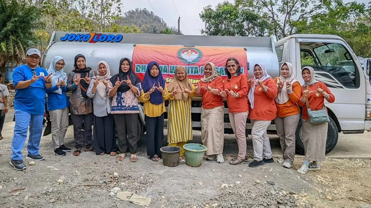 RSUD dr. Soediran Mangun Sumarso Wonogiri bersama Dharma Wanita Persatuan (DWP) RSUD salurkan bantuan air bersih kepada warga terdampak kekeringan. (DOK. RSUD DR.SEODIRAN MANGUN SUMARSO WONOGIRI)