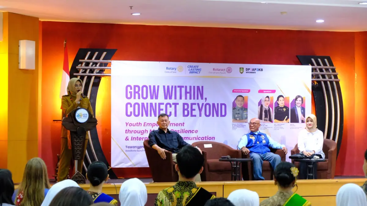 Wawali Astrid Widayani bicara di Grow Within, Connect Beyond: Youth Empowerment through Mental Resilience & Interpersonal Communication di Tawangpraja, Selasa (15/9). (Humas Pemkot Solo)