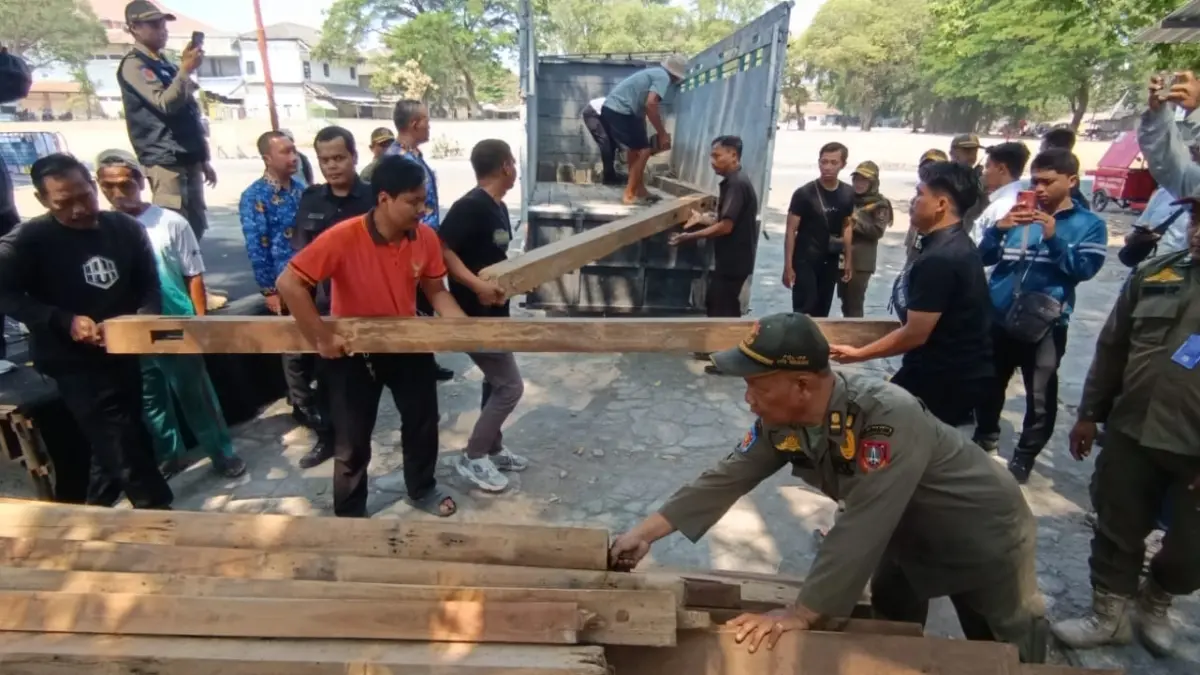 DIPERSOALKAN: Satpol PP mengamankan barang-barangnya dari kawasan Sriwedari. (ANTONIUS CHRISTIAN/RADAR SOLO)