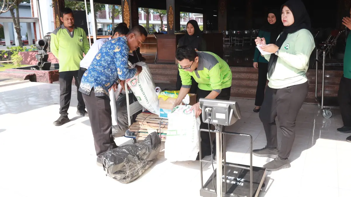 Gerakan aksi Bebersih Pemuda-Pemudi Merdeka dari Sampah digelar di kantor Pemkab Sukoharjo dalam rangka , Kamis (17/9). (IWAN KAWUL/RADAR SOLO)