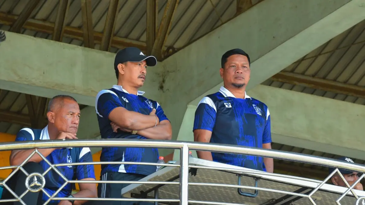 Head Coach Persebi Boyolali Slamet Riyadi (kanan) saat memantai seleksi pemain di Stadion Pandan Arang. (Hernindya Jalu/Radar Solo)