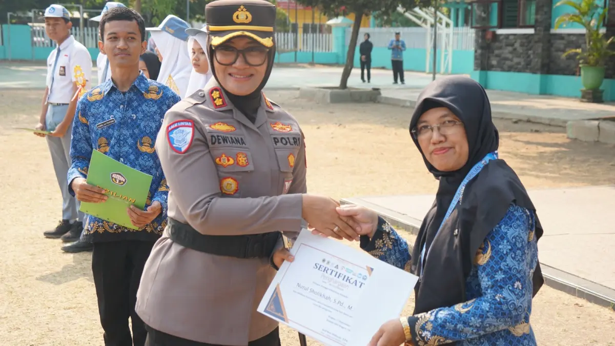 Kapolres Sragen AKBP Dewiana Syamsu Indyasari beri hadiah ke siswa dan guru SMAN 1 Sragen di momentum Hari Kesadaran Nasional. (Ahmad Khairudin/Radar Solo)
