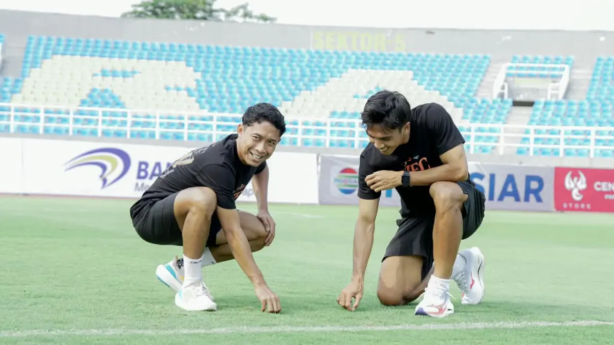 Para pemain Kendal Tornado FC mengecek kondisi rumput lapangan Stadion Gelora Delta, Sidoarjo. (Tim Media Kendal Tornado FC)