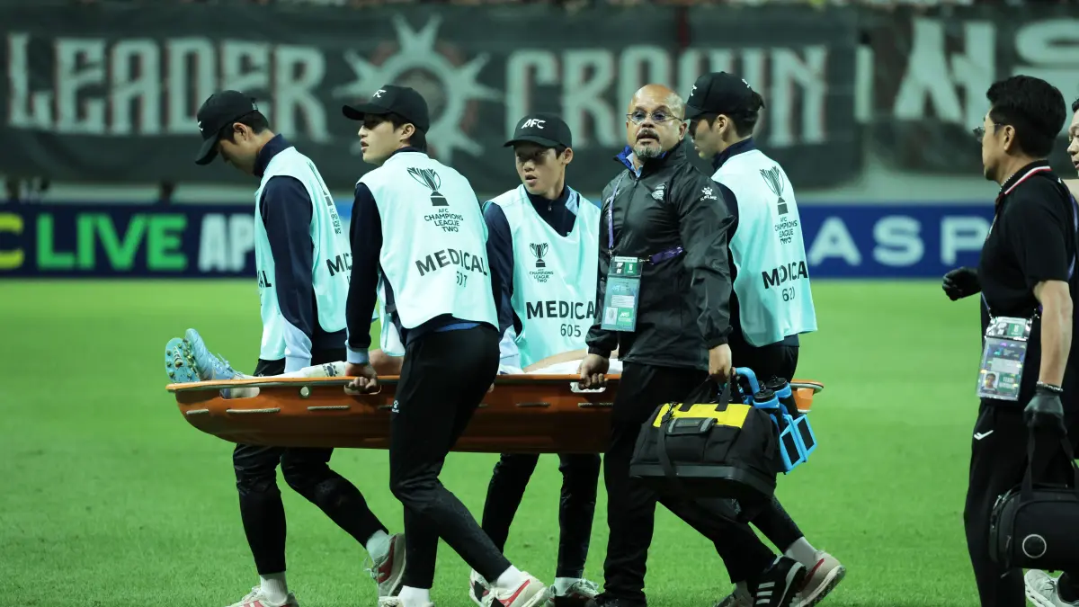 Pemain asing Persib Bandung Julio Cesar saat ditandu usai benturan keras kala melawan FC Seoul. (Tim Media Persib Bandung)