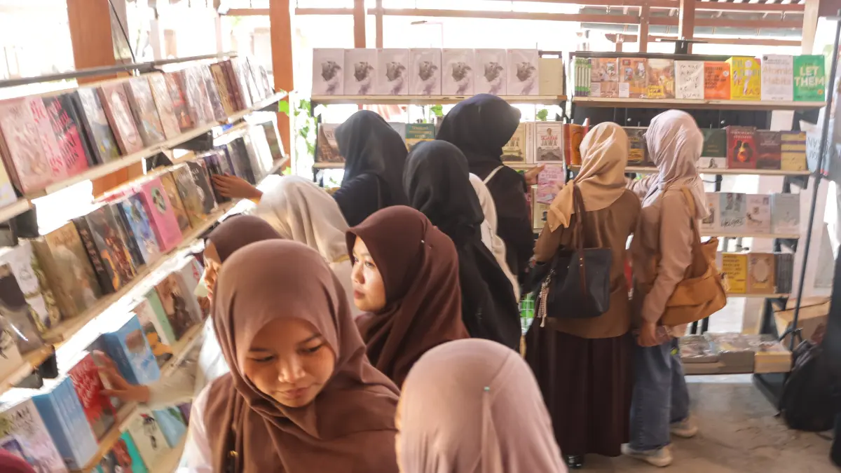Pengunjung melihat koleksi buku dalam Solo Literasi Festival di Dalem Joyokusuman, Kamis (17/9). (M IHSAN/RADAR SOLO)