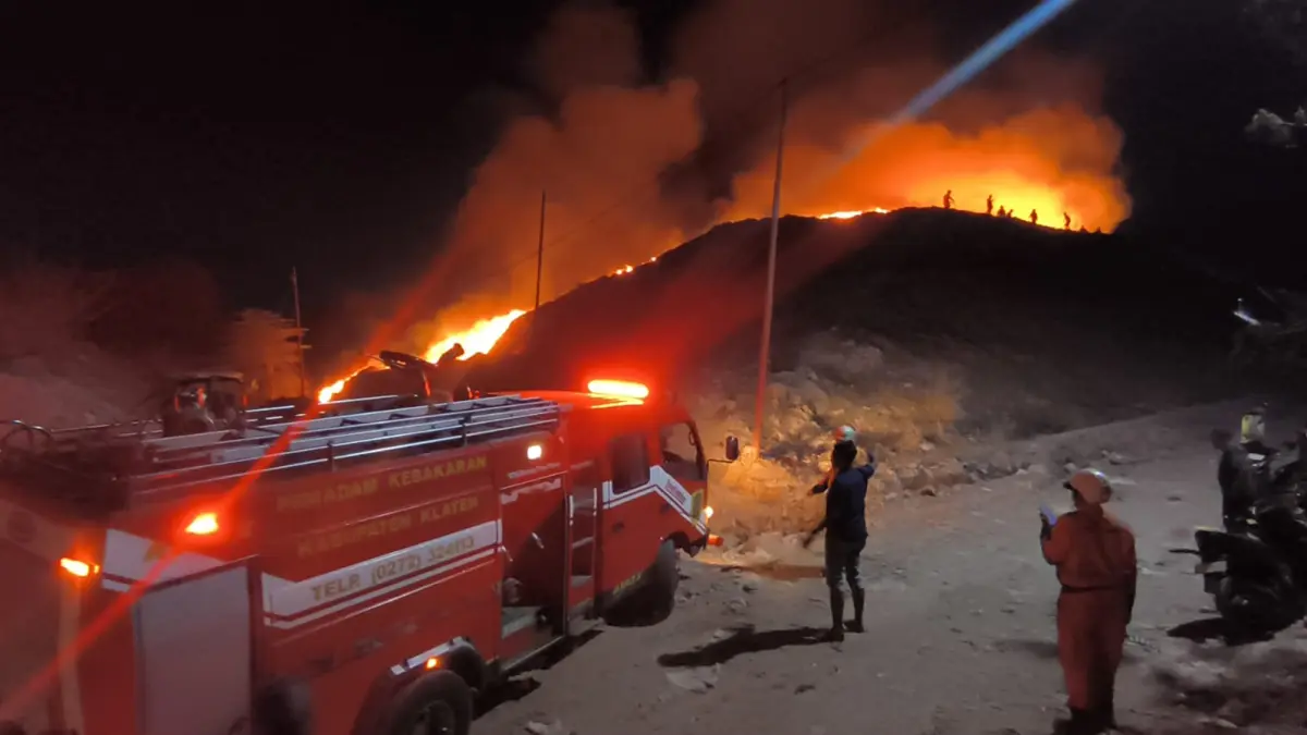 Proses pemadaman kebakaran oleh petugas gabungan di TPA Troketon, Kecamatan Pedan, Klaten, Rabu (16/9/2026). (Dokumentasi Satpol PP dan Damkar Klaten)