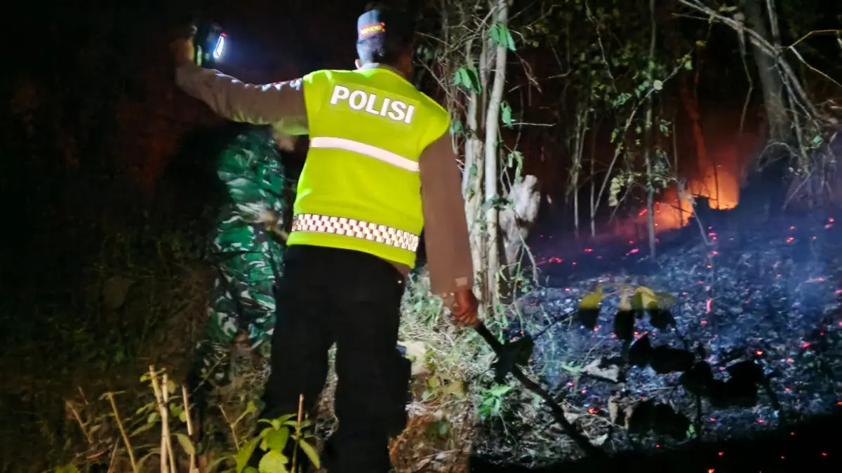 Tim gabungan yang terdiri dari jajaran Polres Wonogiri, TNI, Perhutani, BPBD, relawan, serta warga masyarakat diterjunkan untuk memadamkan sekaligus mengisolasi pergerakan api agar tidak kian meluas. (ISTIMEWA)