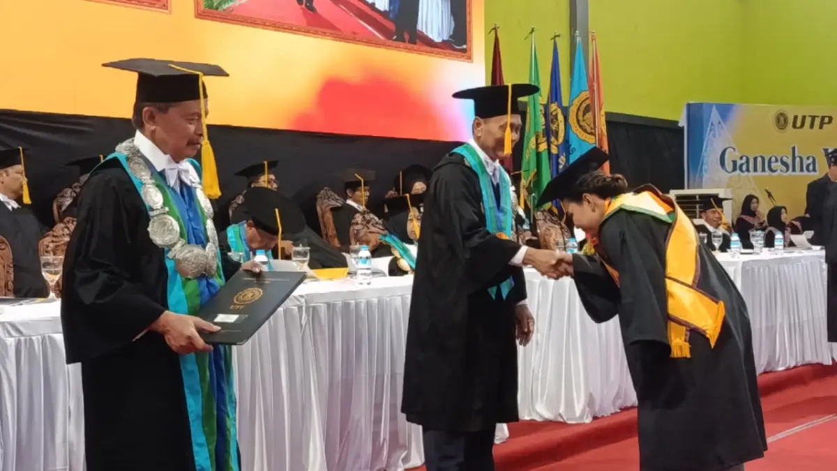 UTP Tegaskan Diri sebagai Kampus of Champion, 398 Wisudawan Siap Masuk Dunia Kerja (ARIF BUDIMAN/RADAR SOLO)