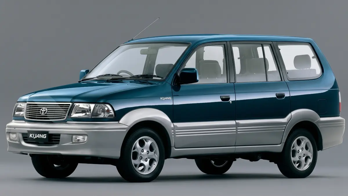 Mobil Toyota Kijang Kapsul.