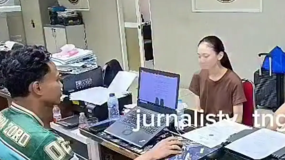 Sosok diduga Jule saat diinterogasi petugas. (Instagram jurnalistv_tng)