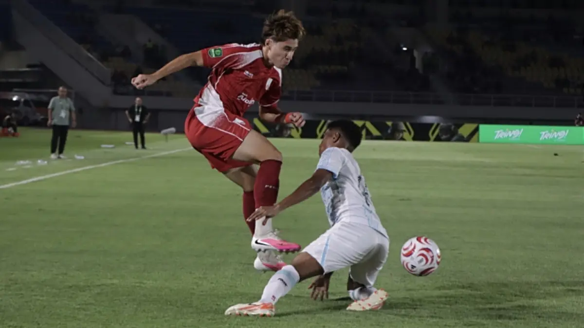 Bek Persis Solo Oliver Leeming saat melawan PSBS Biak di Stadion Manahan, Minggu (20/2029)(M. Ihsan/Radar Solo)