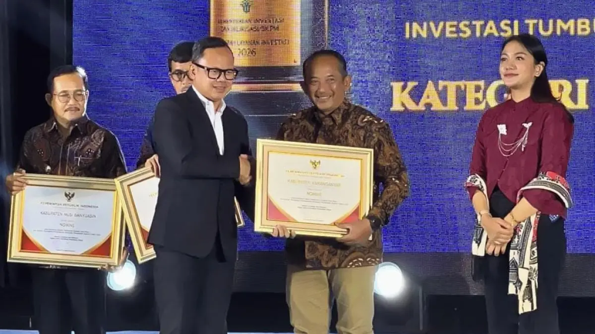 Bupati Karanganyar Rober Christanto saat menerima penghargaan Anugerah Layanan Investasi 2026. (Istimewa)