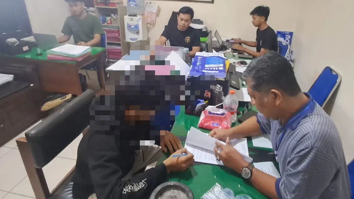 FER, 19,  diamankan anggota Satresnarkoba Polres Wonogiri bersama barang bukti berupa 116 butir obat keras berwarna putih berlogo Y. (DOK.POLRES WONOGIRI)