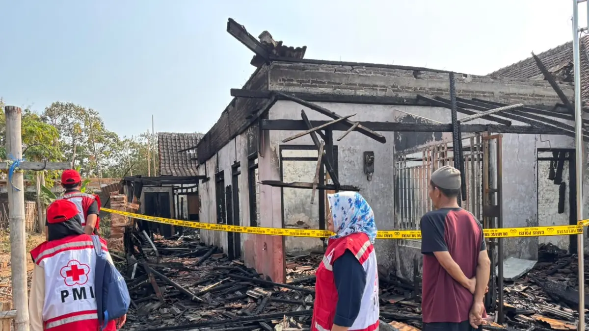 Kondisi rumah warga Dusun Trayon RT 01 RW 03, Desa Klumprit, Kecamatan Mojolaban, Sukoharjo yang terbakar hebat, Kamis malam (17/9). (IWAN KAWUL/RADAR SOLO)