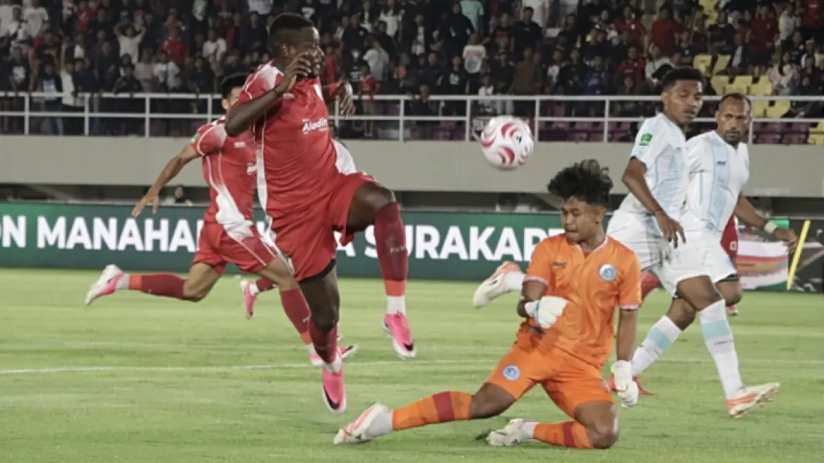 Laga Persis Solo melawan PSBS Biak di Stadion Manahan Solo, Minggu malam (20/9/2026). (M. Ihsan/Radar Solo)