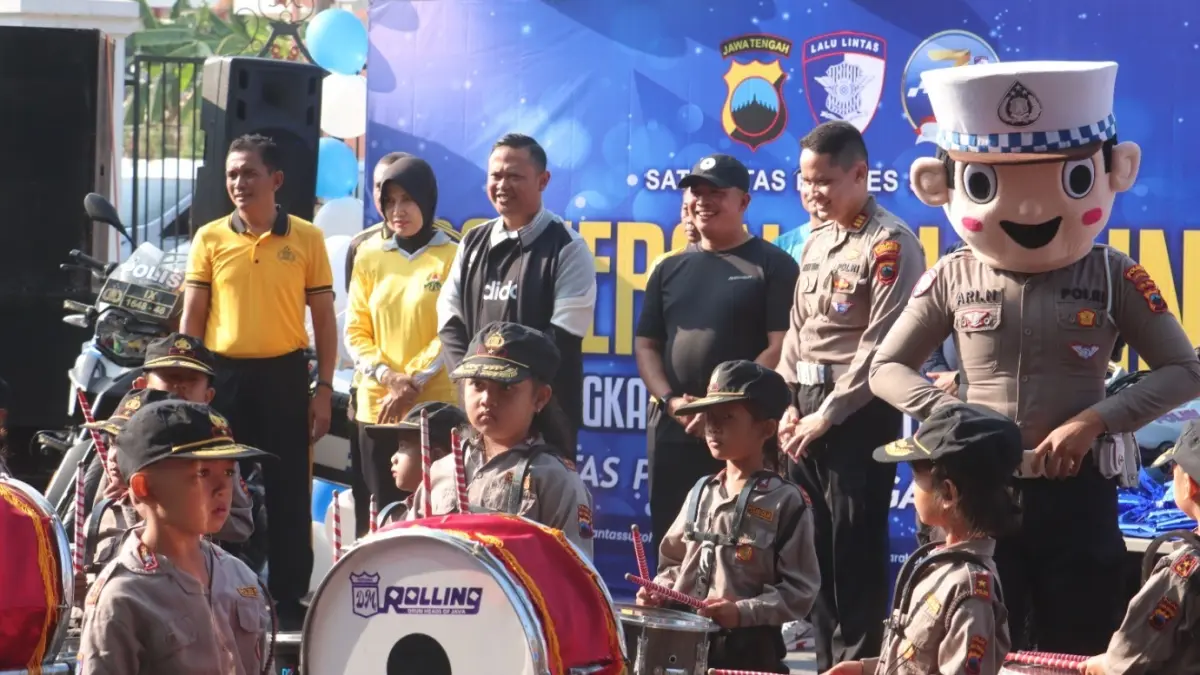 Marchingband anak-anak tampil bersama layanan Satlantas Polres Sukoharjo di ajang CFD, Minggu pagi (20/9). (IWAN KAWUL/RADAR SOLO)