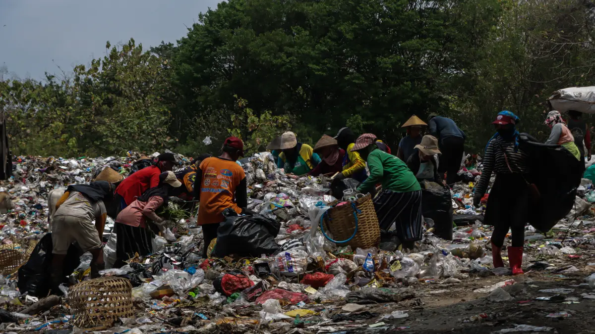 Pemulung TPA Putri Cempo mengais sampah di luar area terbakar. (M Ihsan/Radar Solo)