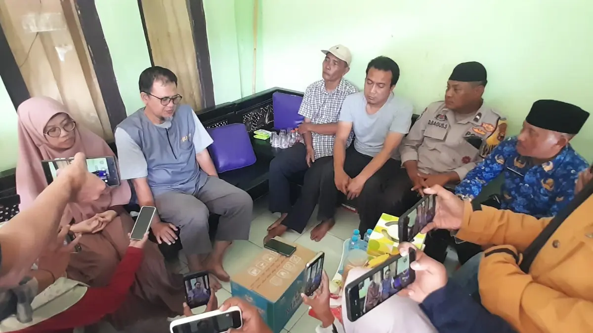 Perwakilan Pemerintah Kecamatan Jaten dan Pemerintah Desa Ngringo di kediaman salah satu rumah korban KM Virgo. (RUDI HARTONO/RADAR SOLO)
