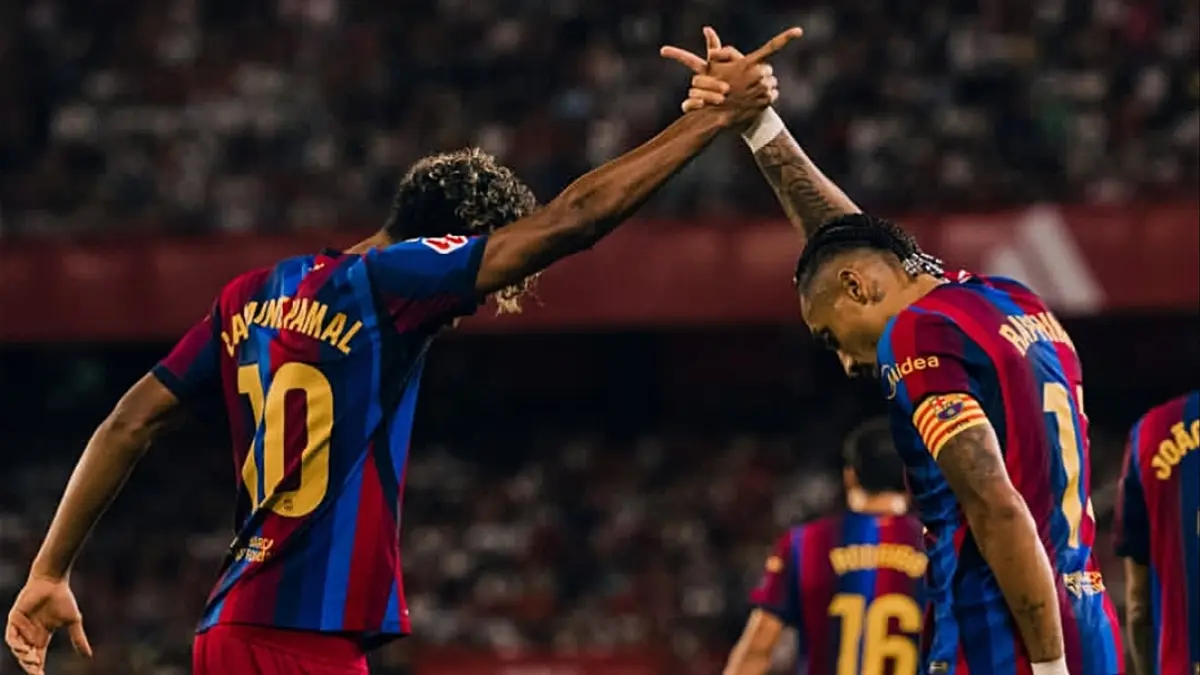 Selebrasi Raphinha dan Lamine Yamal saat Barcelona bobol gawang Sevilla di Stadion Ramon Sanchez Pizjuan (20/9/2026). (Dok. Barcelona)