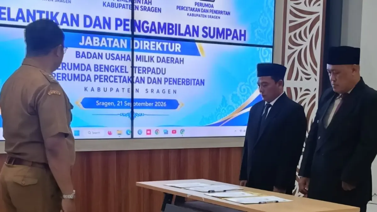 Bupati Sragen Sigit Pamungkas melantik dua direktur Badan Usaha Milik Daerah (BUMD), Senin (21/9/2026). (Ahmad Khairudin/Radar Solo)