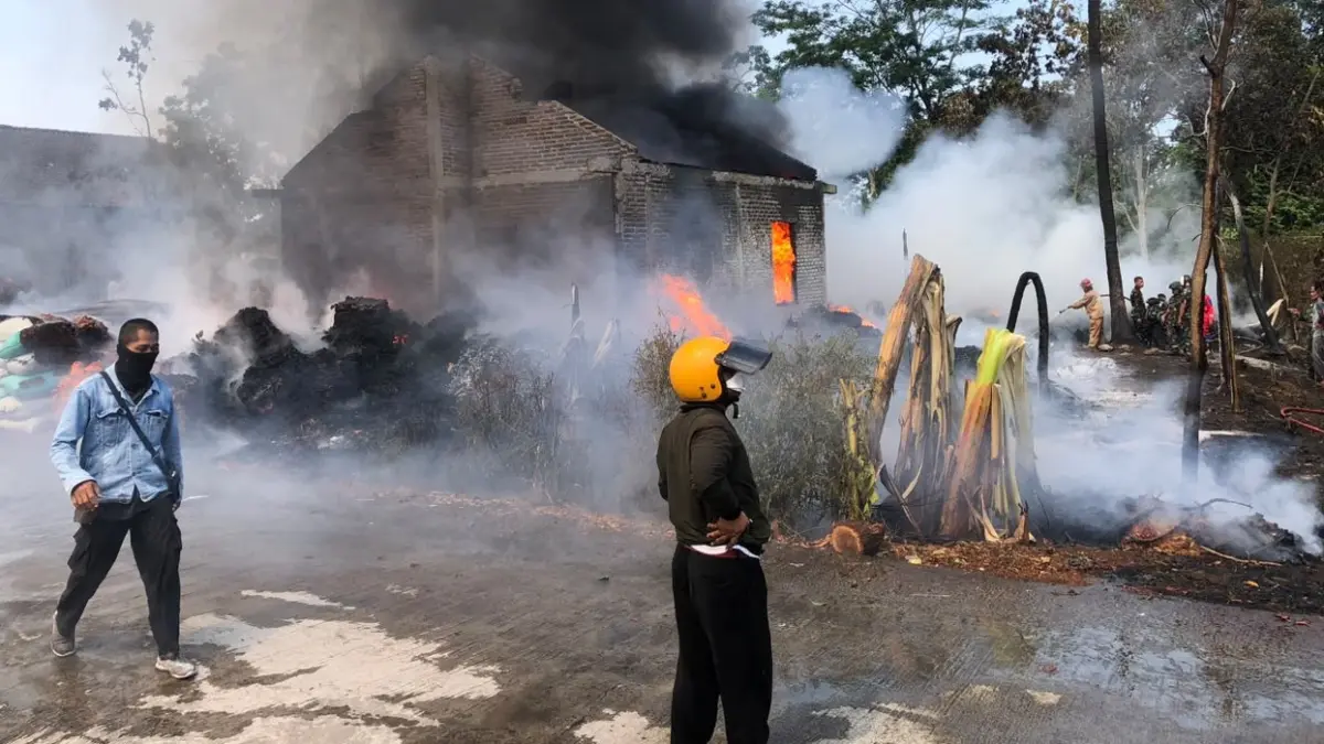 Gudang rosok di Desa Winong, Kecamatan Boyolali Kota, terbakar, Senin (21/9/2026). Pekatnya asap dari tumpukan material plastik yang terbakar menyulitkan proses pemadaman hingga membuat petugas mengalami sesak napas. (ABDUL KHOFID/RADAR SOLO)