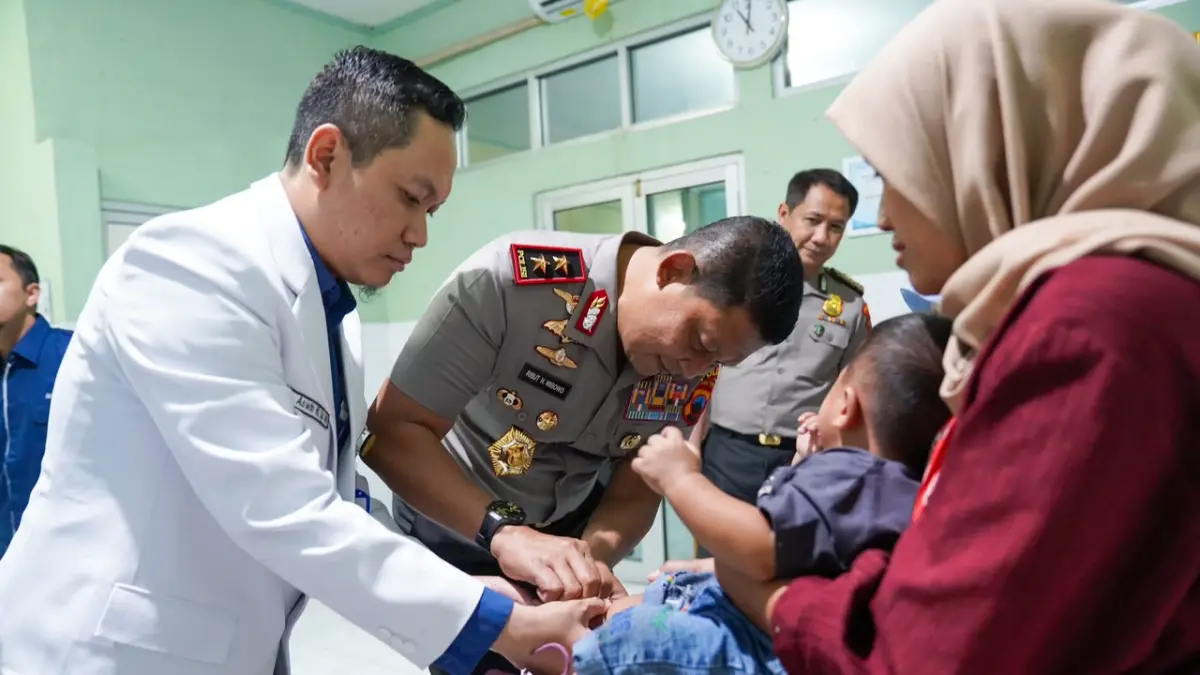 Kapolda Jateng Irjen Pol Ribut Hari Wibowo mengecek pasien penderita kelainan kaki di RS PKU Muhammadiyah Karanganyar, Senin (21/8/2026) siang. (Rudi Hartono/Radar Solo)
