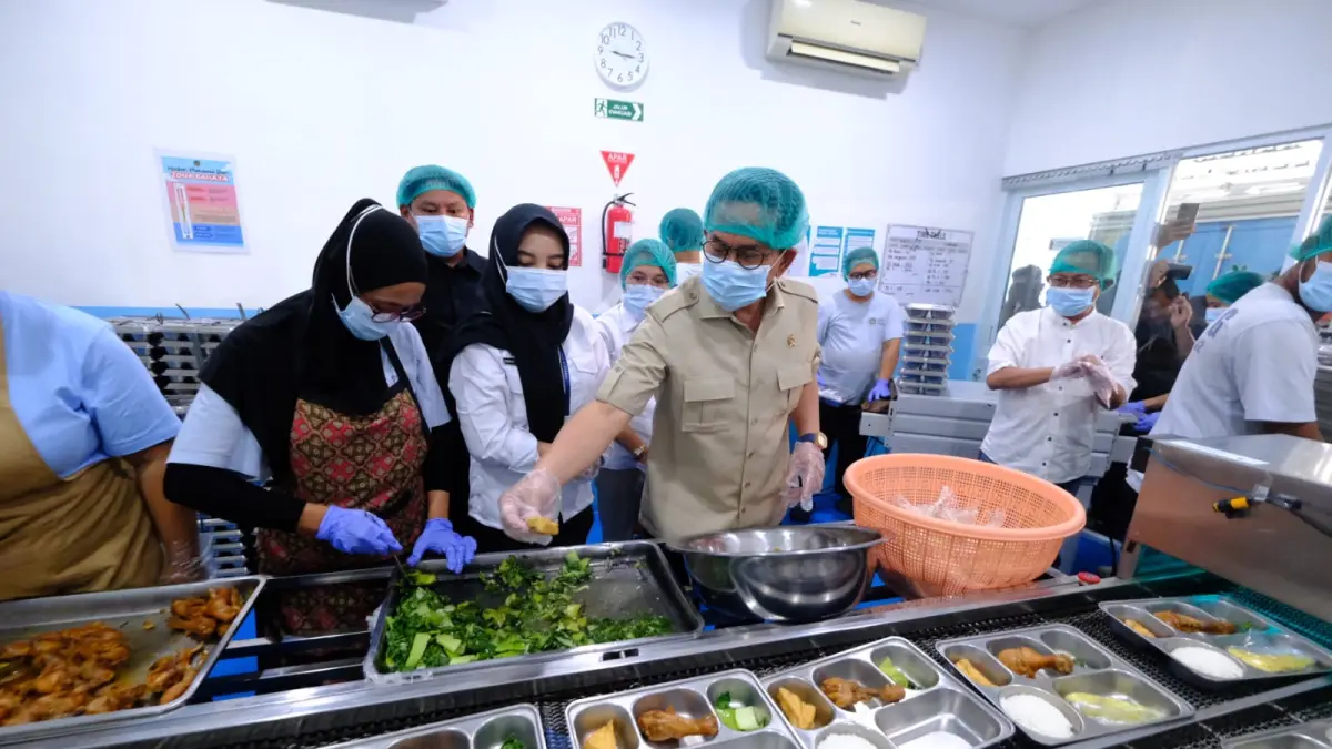 Menteri Pedagangan Budi Santoso kunjungi SPPG Semanggi 2. (Silvester Kurniawan/Radar Solo)
