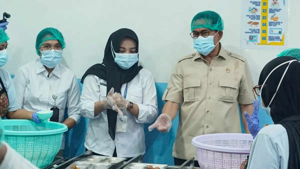 Menteri Perdagangan (Mendag) Budi Santoso memantau pemorsian menu MBG di SPPG Semanggi 2, Pasar Kliwon, Solo yang bahan bakunya sebagian didatangkan dari UMKM, Senin (21/9). (M IHSAN/RADAR SOLO)