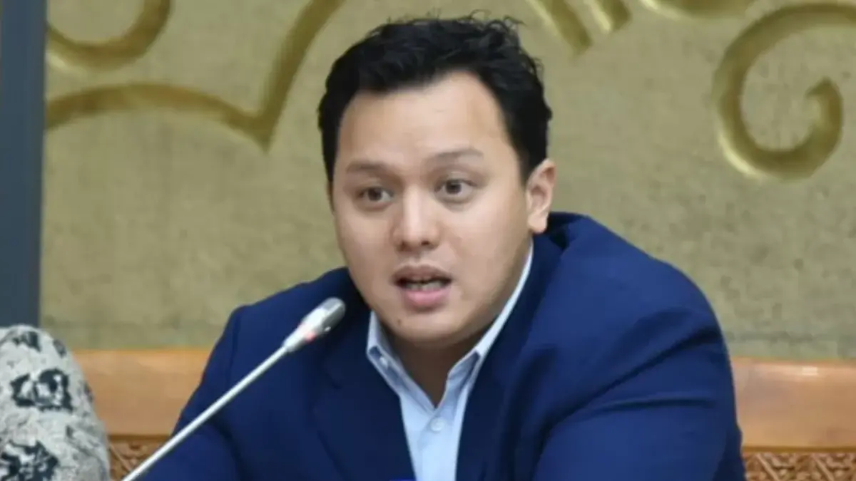Moreno Soeprapto, anggota DPR RI fraksi Gerindra viral usai terlihat melakukan video call di Rapat Dengar Pendapat.