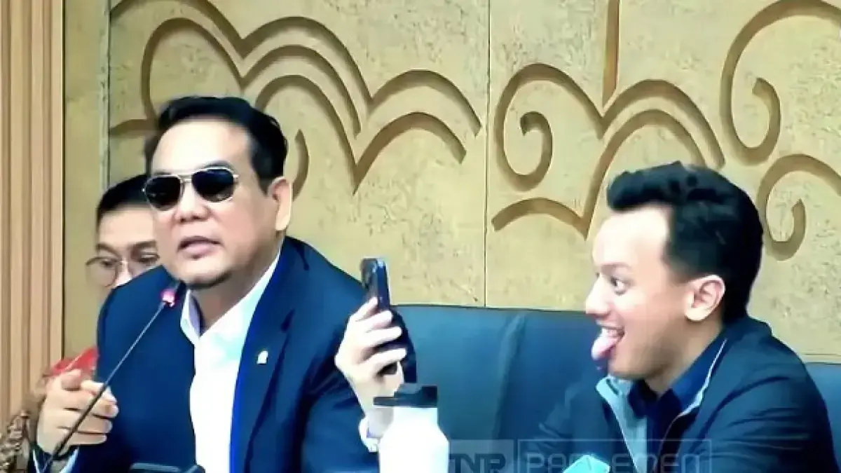 Moreno Soeprapto terekam sedang menjulurkan lidah saat Rapat Dengar Pendapat (RPD) Komisi XII DPR RI bersama jajaran direksi MIND ID pada Selasa (15/9/2026).