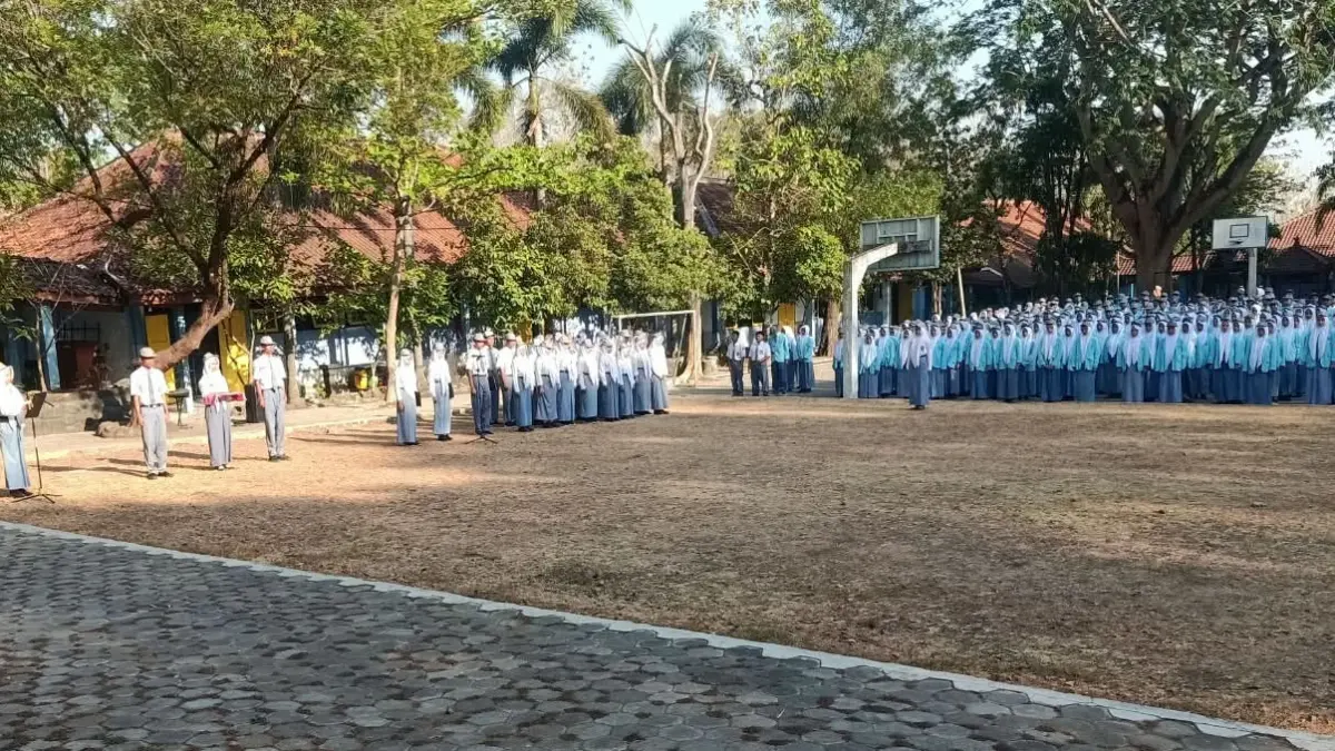 Murid SMA Negeri 1 Karanggede Boyolali menyimak pesan-pesan dari Kapolsek Karanggede AKP Utomo tentang pencegahan kenalakan remaja, Senin (22/9/2026). (ISTIMEWA)