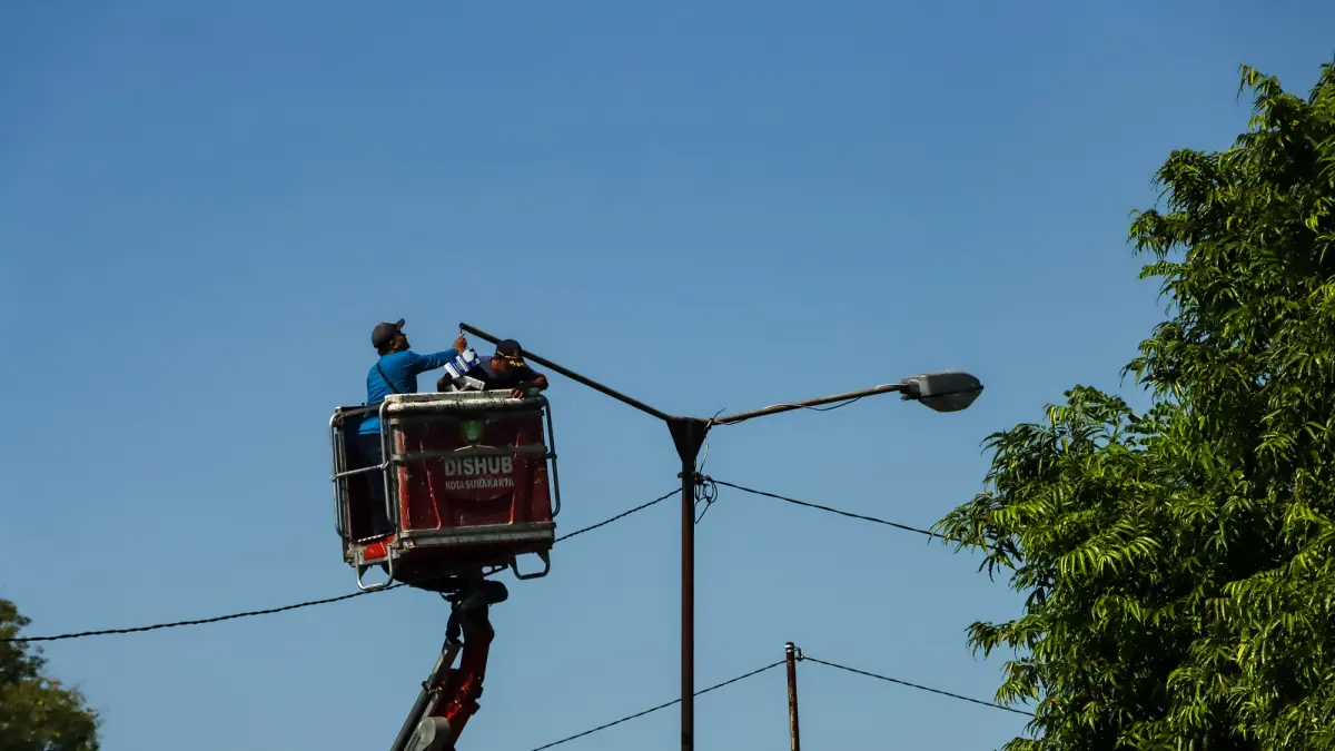 Perbaikan PJU oleh petugas. (M Ihsan/Radar Solo)