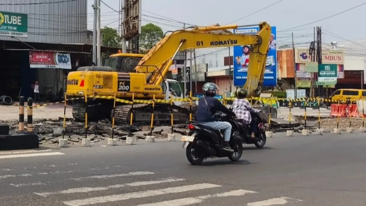 Proyek perbaikan Jalan Raya Sukowati Kota Sragen, Senin (21/9/2026). Sejumlah arus lalu lintas dialihkan. (Ahmad Khairudin/Radar Solo)