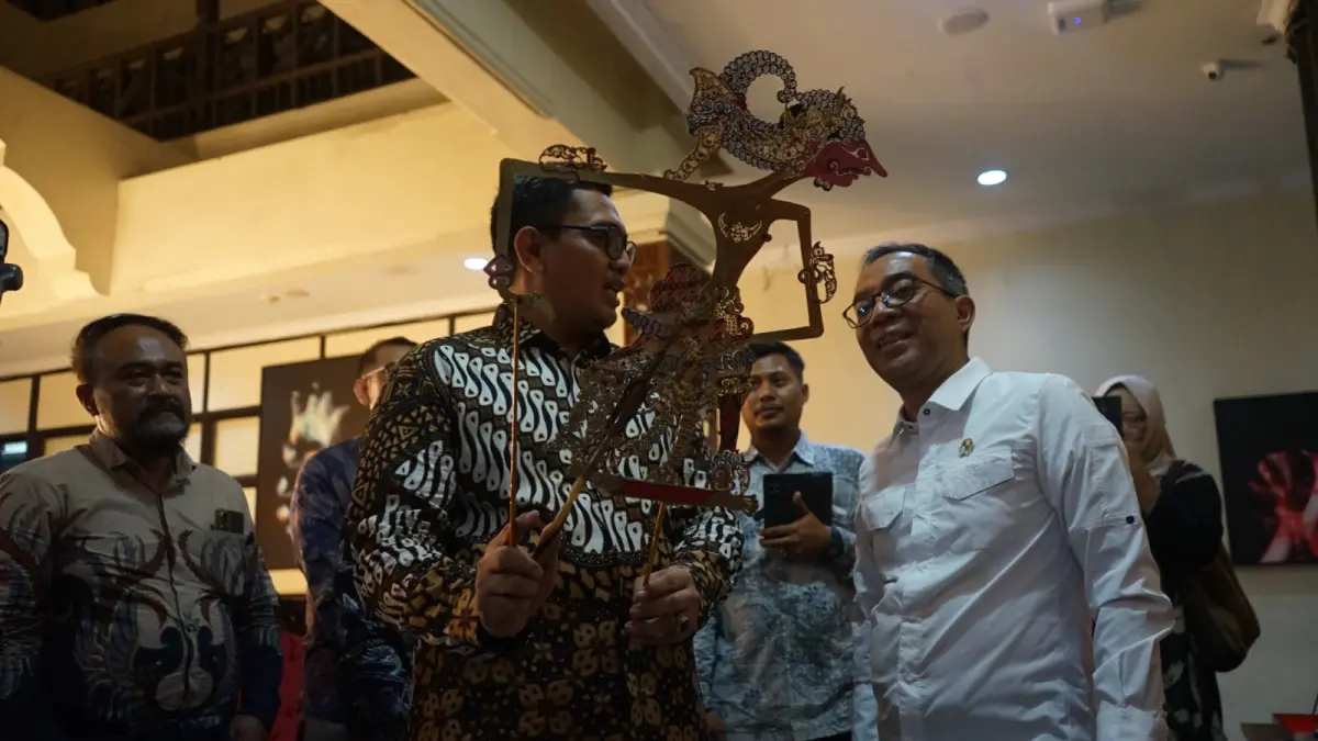 Rektor ISI Surakarta Bondet Wrahatnala bersama Mendiktisaintek Brian Yuliarto saat kunjungan kerja ke kampus setempar, Jumat (18/9). (Alfida Nurcholisah/Radar Solo)