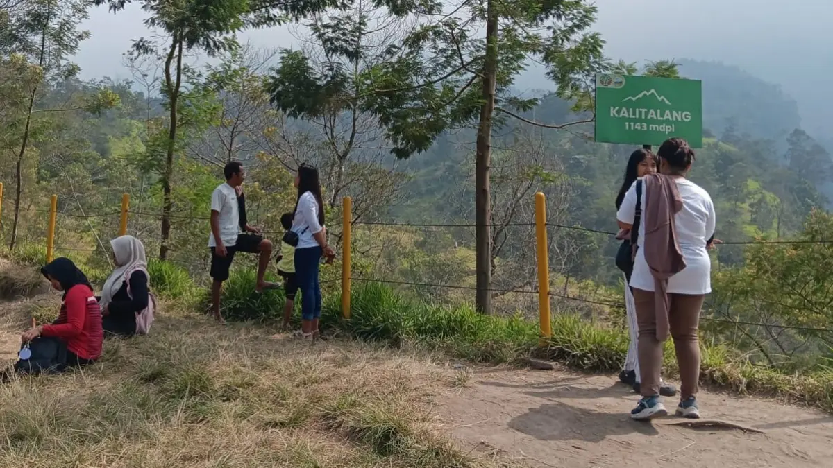 Suasana Ekowisata Kalitalang di Desa Balerante, Kecamatan Kemalang, Klaten, yang dipenuhi wisatawan. (Angga Purenda/Radar Solo)