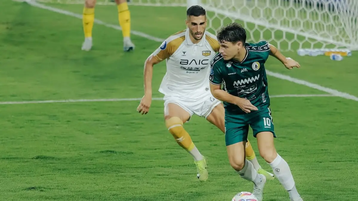 Vico Duarte saat membela PSS Sleman melawan Dewa United di Super League 2024/2025. (Instagram: @vicoduarte11)