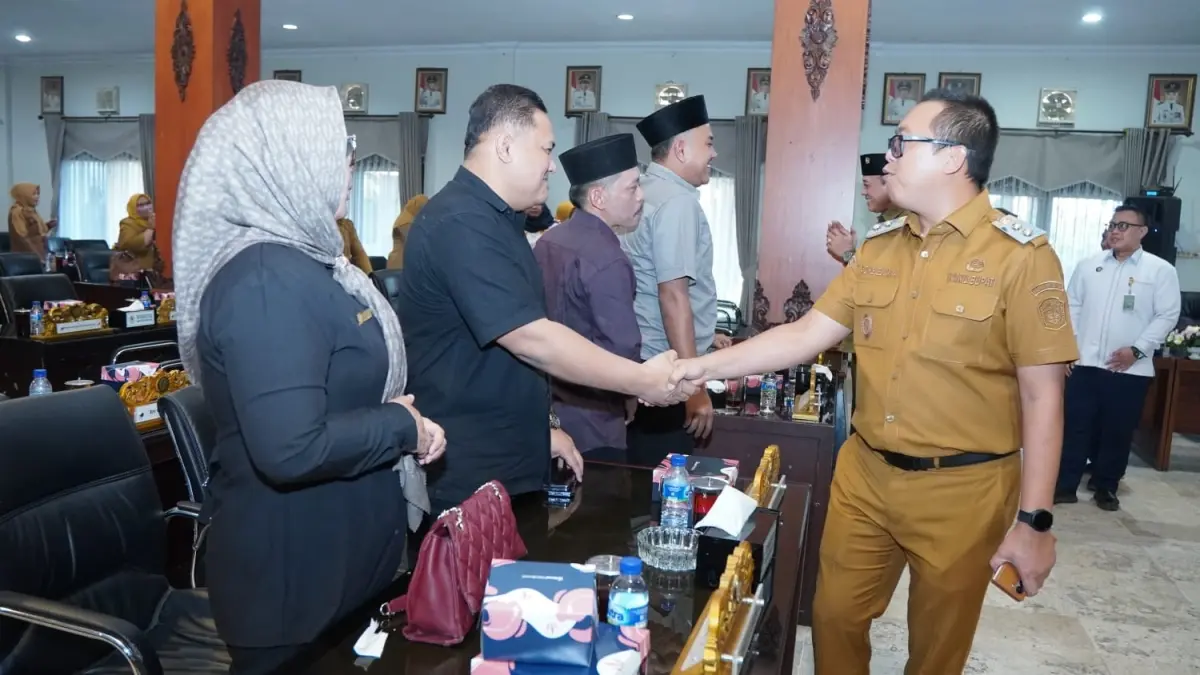 Wakil Bupati Karanganyar Adhe Eliana menyalami anggota DPRD Karanganyar usai sidang paripurna, Senin (21/9/2026). (Rudi Hartono/Radar Solo)