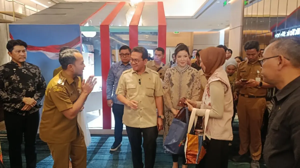 Wali Kota Solo Respati Ardi sambut kedatangan Menteri Perdagangan Budi Santoso, Senin (21/9). (ALFIDA NURCHOLISAH/RADAR SOLO)
