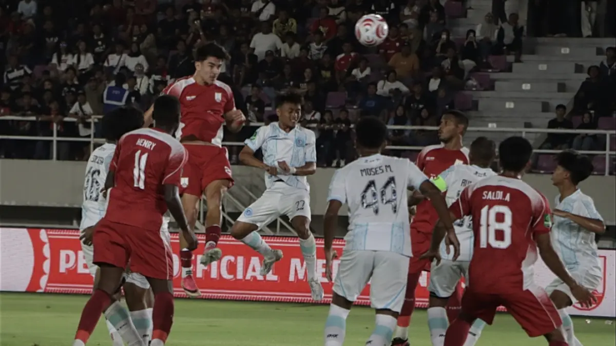 Winger Persis Solo Theo Leeming melakukan sundulan ke gawang PSBS Biak di Stadion Manahan, Minggu (20/9/2026). (M. Ihsan/Radar Solo)