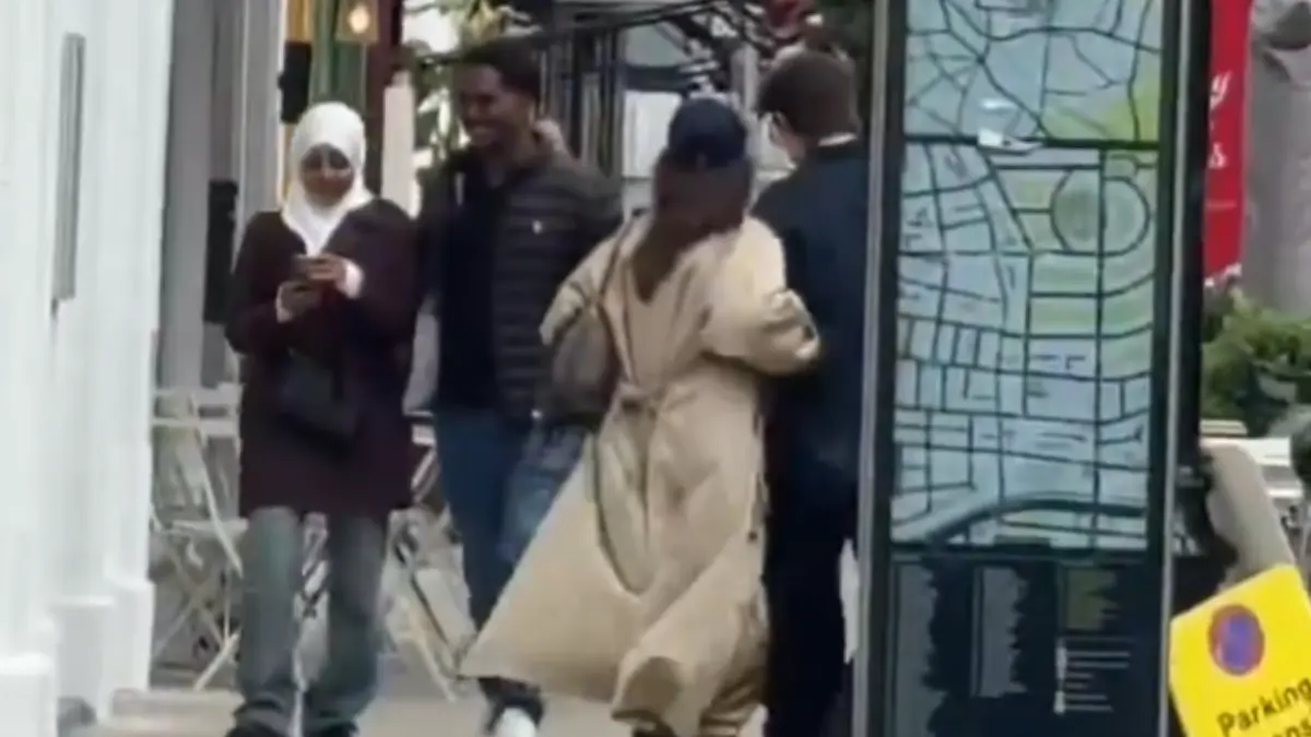 Momen kebersamaan Lisa dan Blue Pongtiwat di London.