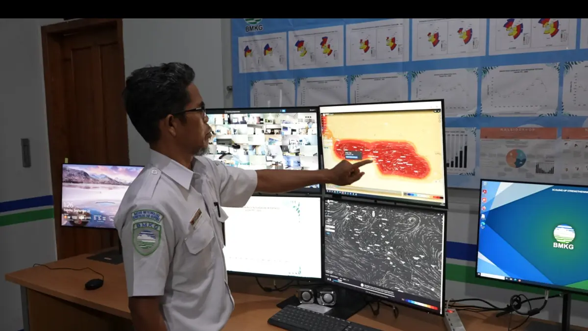 Petugas BMKG Semarang menunjukkan hasil pantauan cuaca. (Humas Pemprov Jateng)