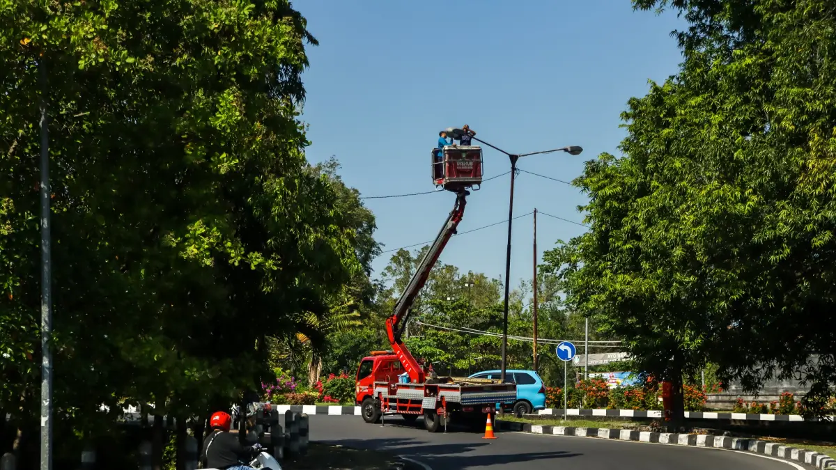 Petugas memperbaiki lampu PJU di Kota Solo. (M Ihsan/Radar Solo)