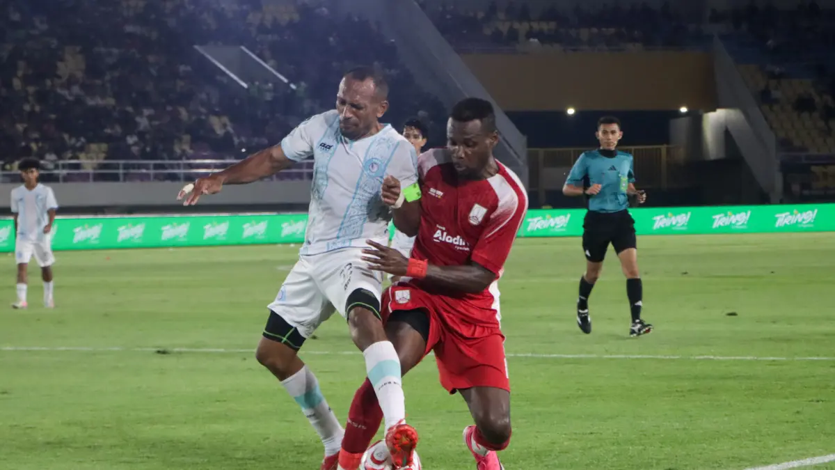 Striker Persis Solo Bernard Henri Cédric Doumbia saat melawan PSBS Biak di Stadion Manahan. (M. Ihsan/Radar Solo)
