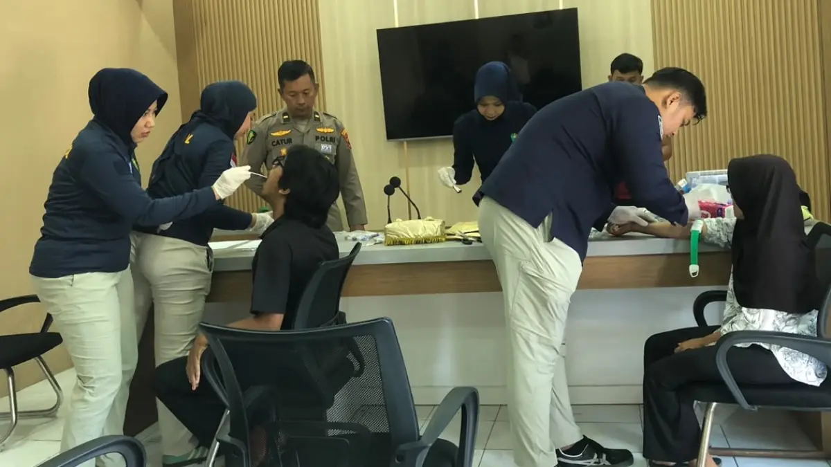 Tim Disaster Victim Identification Biddokkes Polda Jateng mengambil sampel DNA dari keluarga korban musibah Kapal Virgo Transport yang terbalik di Laut Jawa di Mapolres Boyolali,Selasa (22/9/2026). (ABDUL KHOFID/RADAR SOLO)