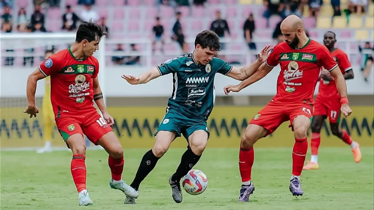 Vico Duarte dikawal dua pemain Persebaya Surabaya di Super League 2026/2027. (Instagram: @vicoduarte11)
