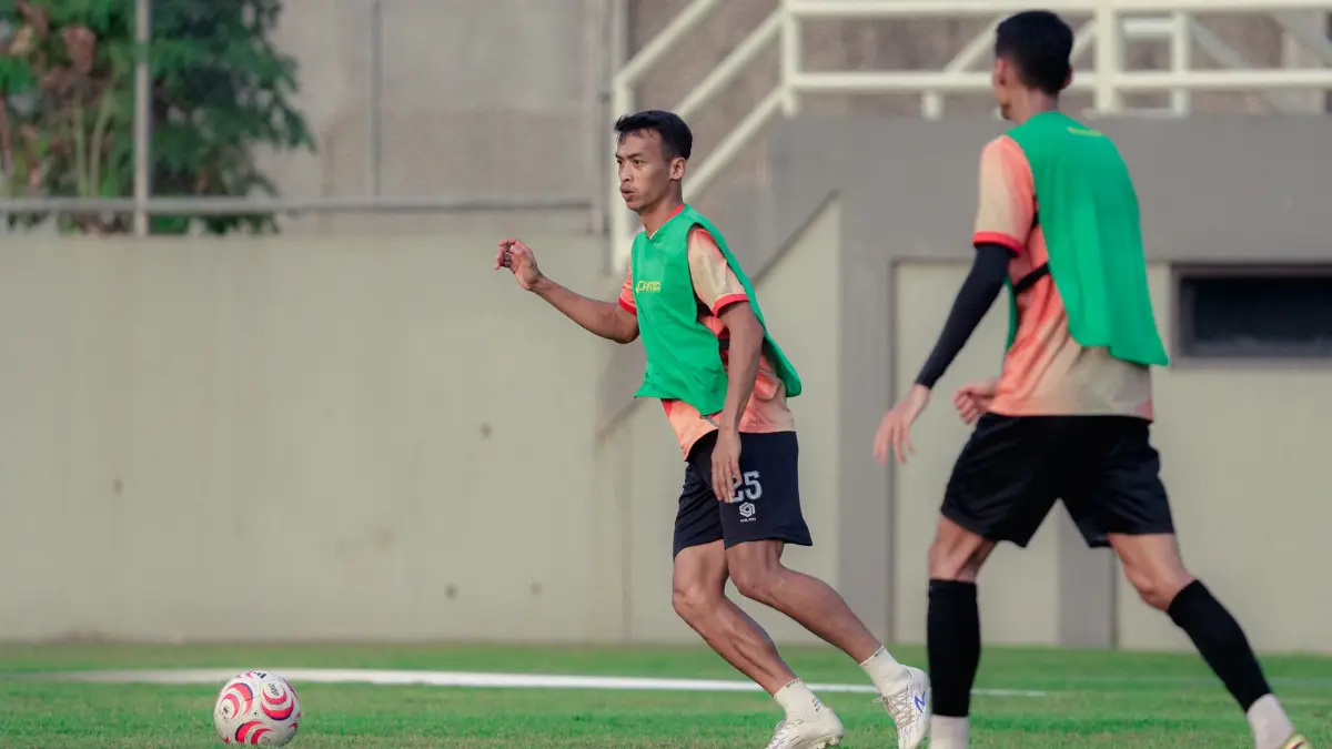 Bek Kendal Tornado FC Fikron Afriyanto saat jalani latihan dengan tim. (Tim Kendal Tornado FC)