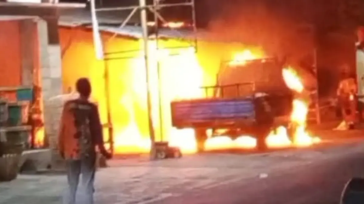 Kondisi mobil yang terbakar di Dukuh Gaden RT 01/RW 04, Desa Jatingarang, Kecamatan Weru, Sukoharjo, Rabu (23/9/2026) malam. (TANGKAPAN LAYAR)