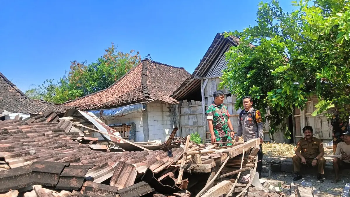 Kondisi rumah lansia roboh di Dukuh Kacangan, Desa Kacangan, Kecamatan Sumberlawang, Sragen, Selasa (22/9/2026) pagi. (Ist)
