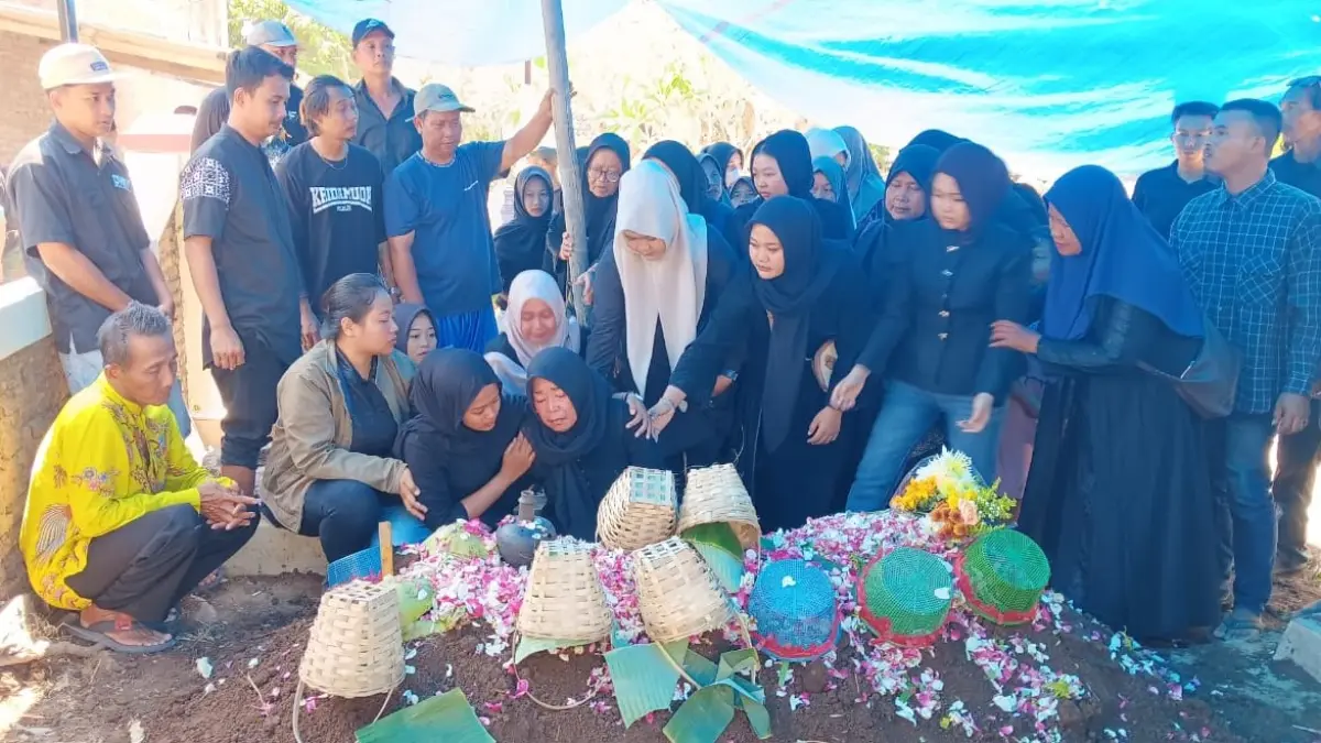 Pemakaman Bagus Mahendra, 20, warga Desa Lumbungkerep, Wonosari, Klaten korban KM Virgo Transport 8 di kampung halamannya, Rabu (23/9/2026). (ANGGA PURENDA/RADAR SOLO)